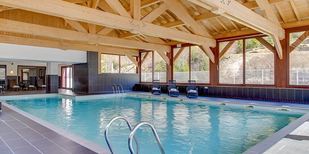 Espace détente avec grande piscine chauffée toute l'année