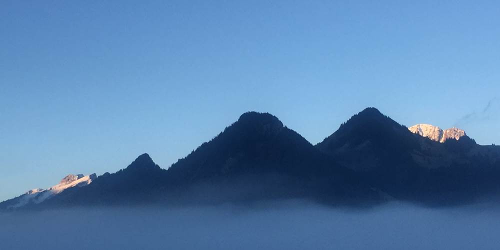vue-panoramique-depuis-studio-gruyere-montagnes-moleson-suisse-sejour-nature-couple