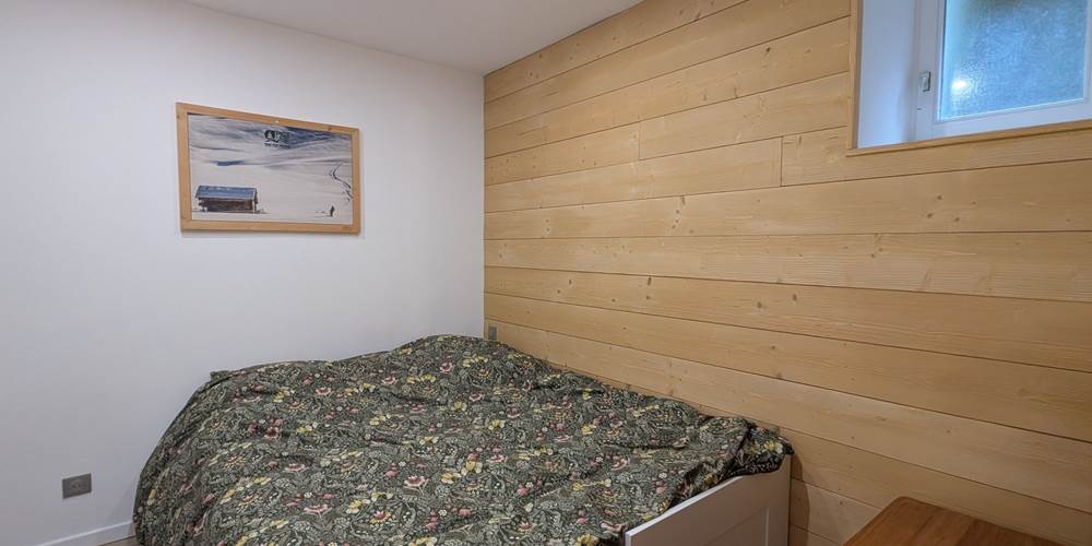 chambre-bois-lit-double-gite-ocimes-la-bresse