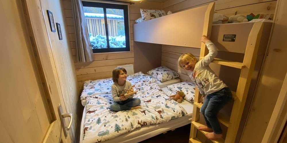 Chambre avec deux lits simple et un lit à étage