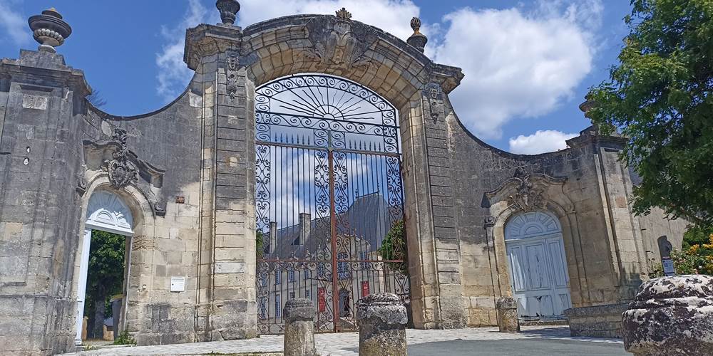 Halte jacquaire St Jean d'Y - Portail entrée grande cour ouest