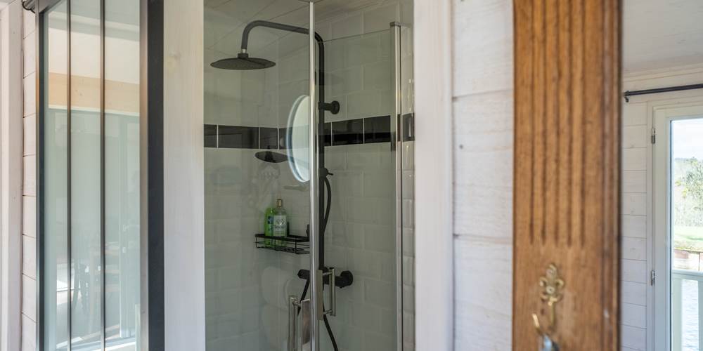 Salle de bain avec douche, lavabo, WC