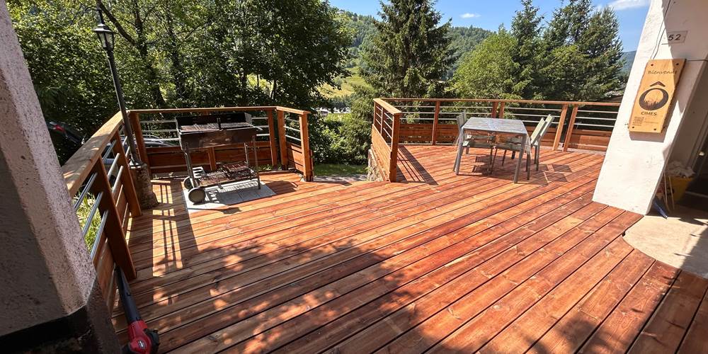grande-terrasse-bois-vue-montagne-gite-ocimes-la-bresse