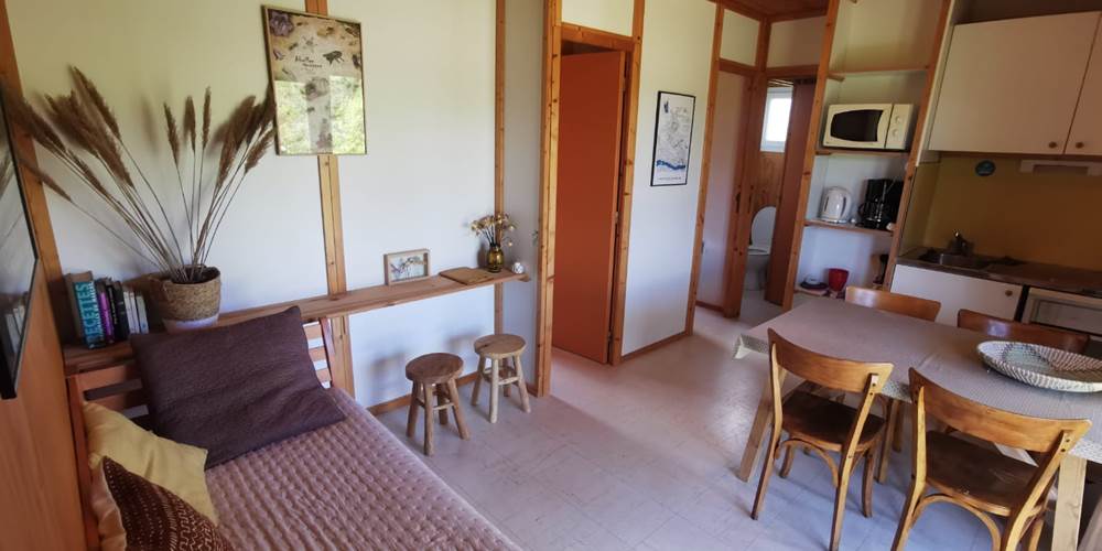 Le salon confortable et la cuisine pour manger à 5 personnes