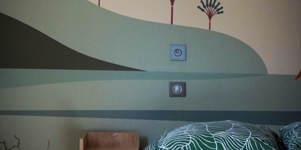 chambre-decoration-murale-verte-gite-ocimes-la-bresse