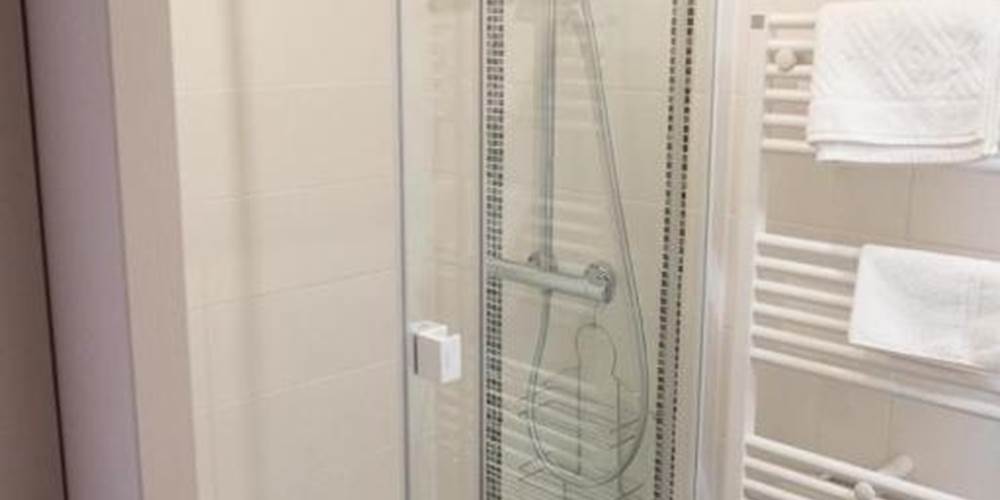Gîte 1 - Maison 1 Chambre 1 Salon (1 à 4 personnes) : Salle d'eau avec douche spacieuse 120cm.