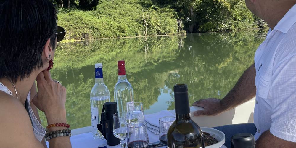 Couple durant un déjeuner croisière sur le Tarn