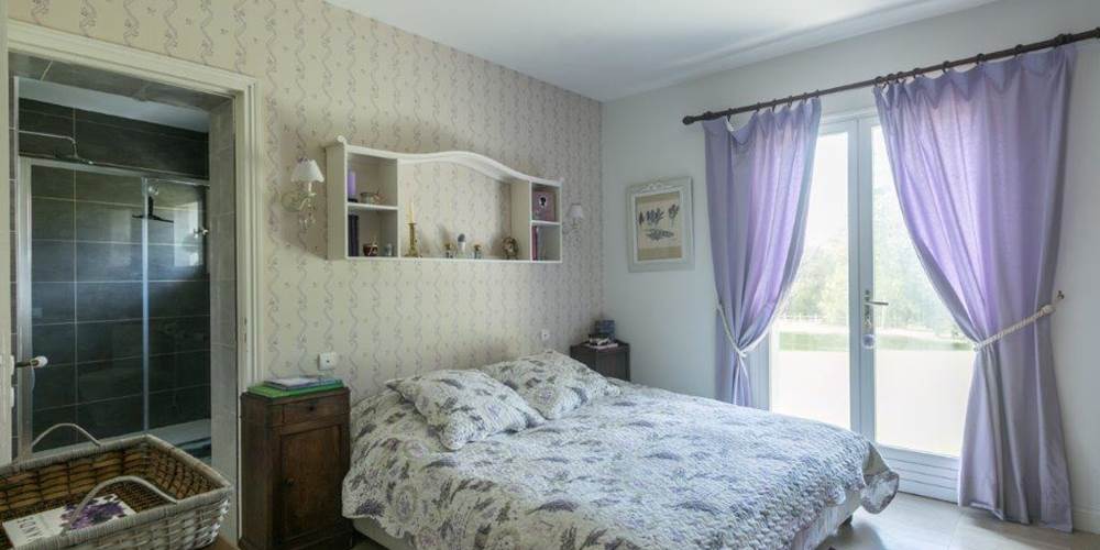 au rez de chaussée, la chambre Lavande et salle de bain attenante
