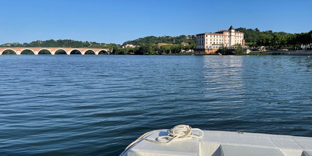 Pont Napoléon et Moulin de Moissac sur le Tarn à bord d'Helios Confluences