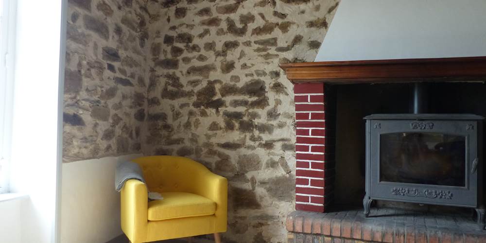 Fauteuil et cheminée du Gîte de la Chevêche