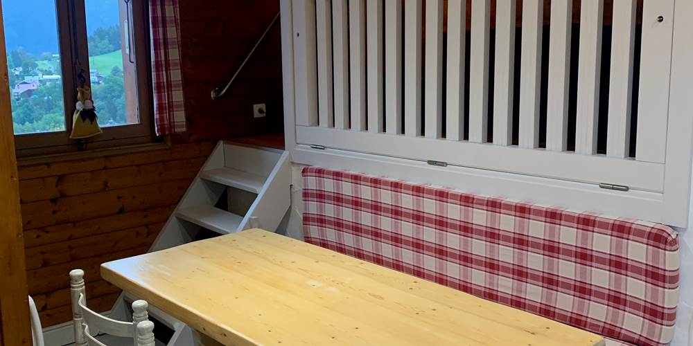 Le lit est derriere la barriere avec vue  sur la fenetre 2
