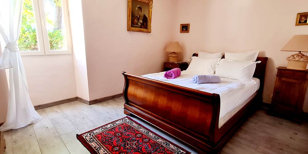 chambre rose avec lit en 140