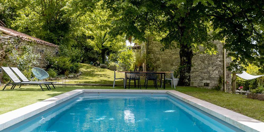 Piscine extérieure du gîte Domaine Sainte Raffine à Belvèze