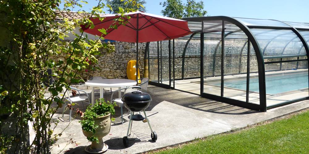 Saint Roch chambres d'hôtes terrasse entre séjour cuisine à partager et piscine.jpg
