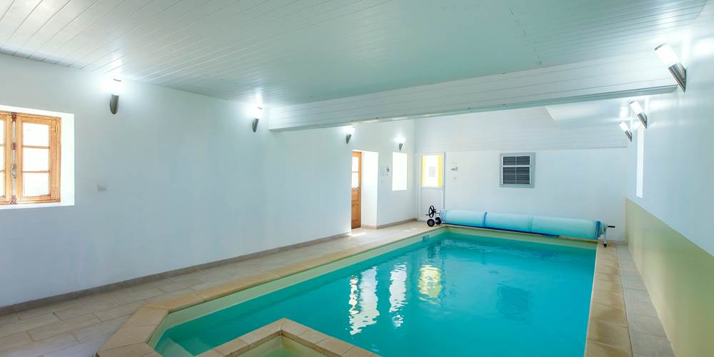 Piscine interieure Chauffee Tour de Guet Chateau de Charbogne