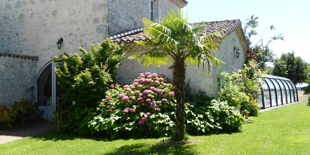 Saint Roch séjour cuisine près piscine vers vallée.jpg