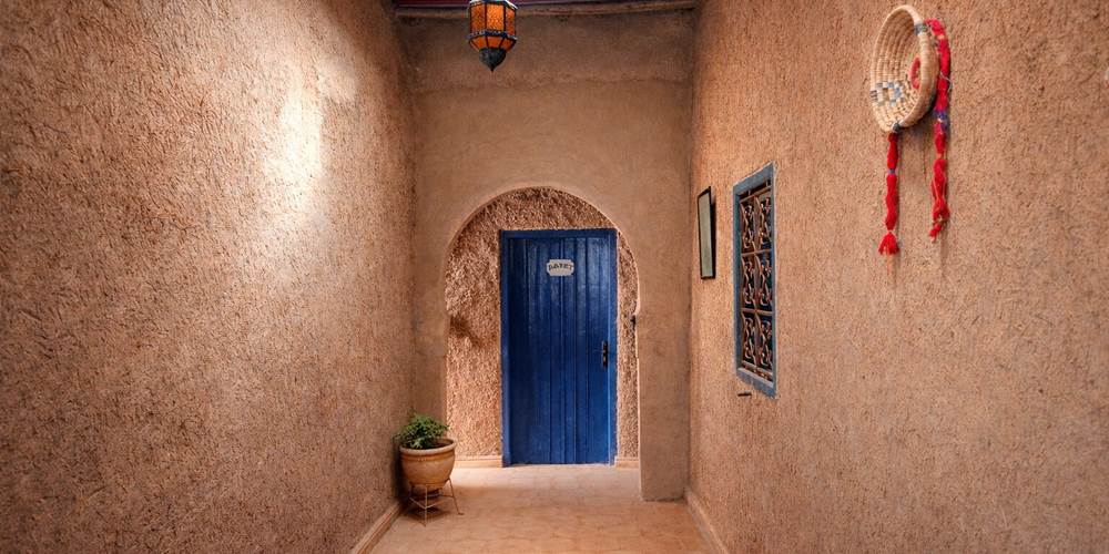 Le couloir desservant les chambres depuis le patio