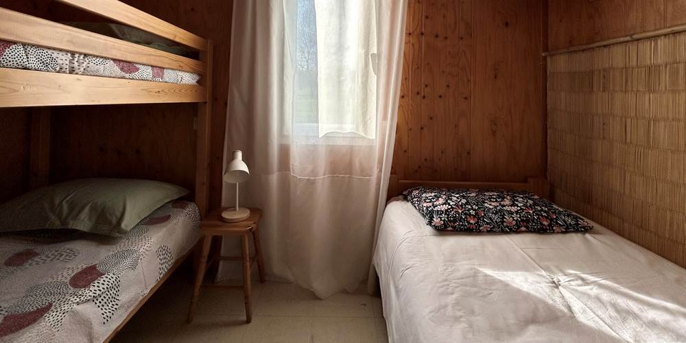 Chambre avec un lit simple et un lit superposé