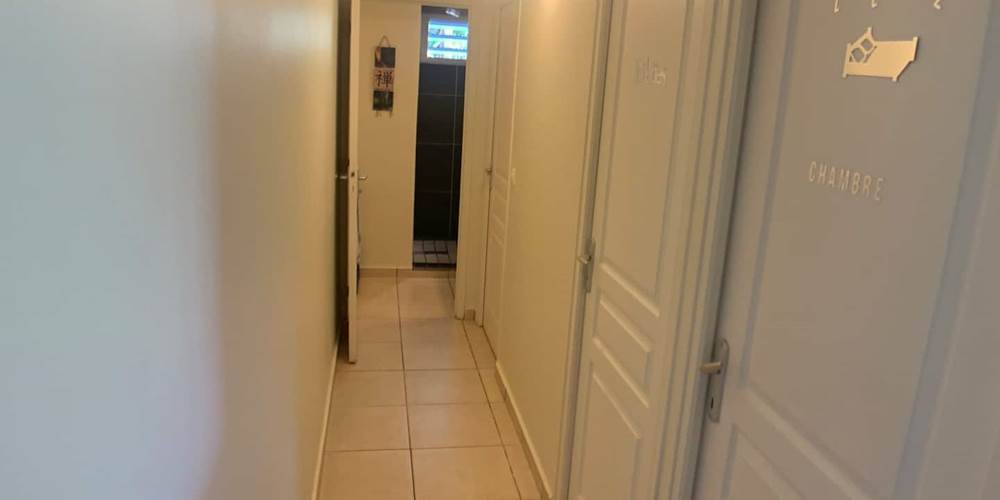 Vue du couloir avec la chambre, les WC indépendant et la salle de bain au fond