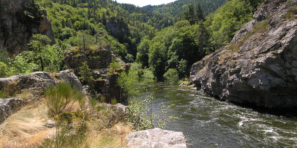 Le pont romain dans les gorges de l'Allier