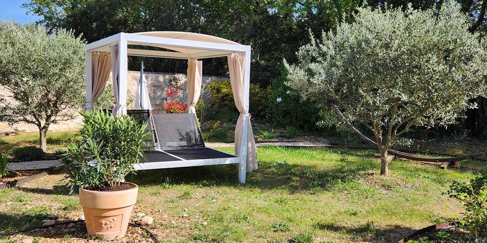 24 lit balinais et verdure