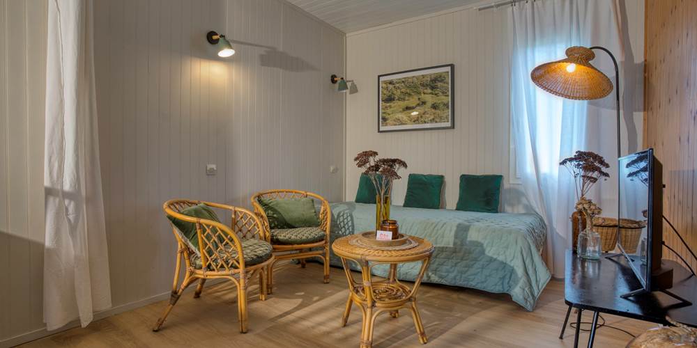 Salon en rotin et télévision