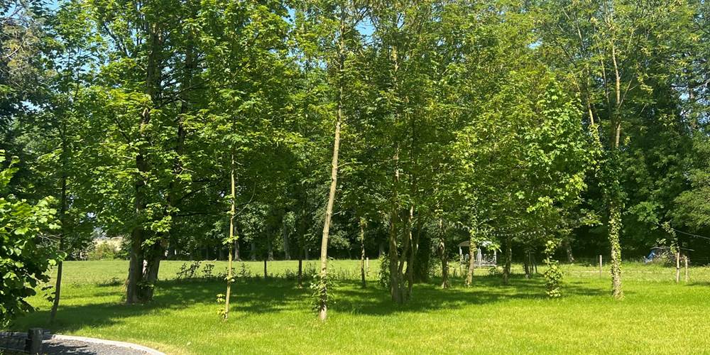 Le chemin traversant le jardin vers le grand parking