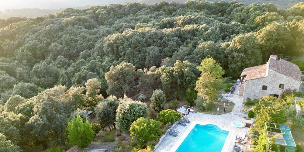 Vue aérienne du Domaine Cardu, maison d'hôtes de charme nichée dans la nature en Corse du Sud.