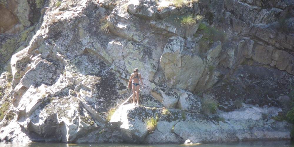 Le plongeoir naturel face à la plage