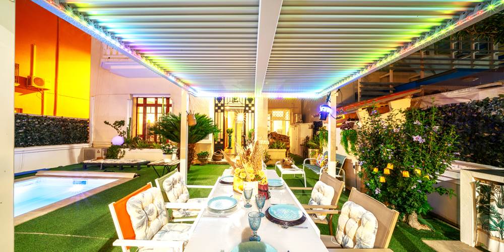 PERGOLA BIOCLIMATIQUE ET TABLE EXTERIEURE