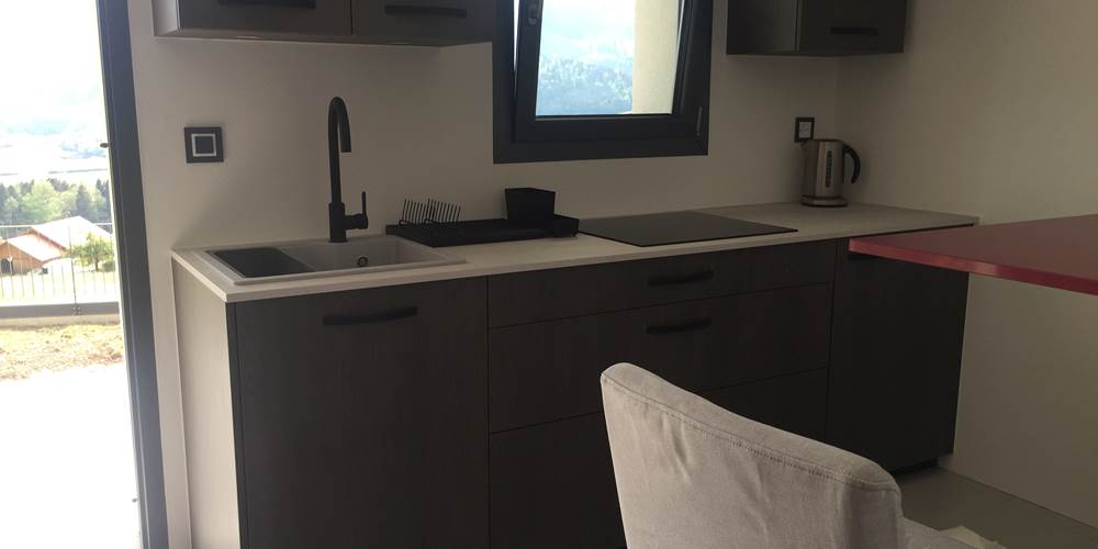 cuisine-et-coin-repas-studio-gruyeres-vacances-weekend-couple-montagne