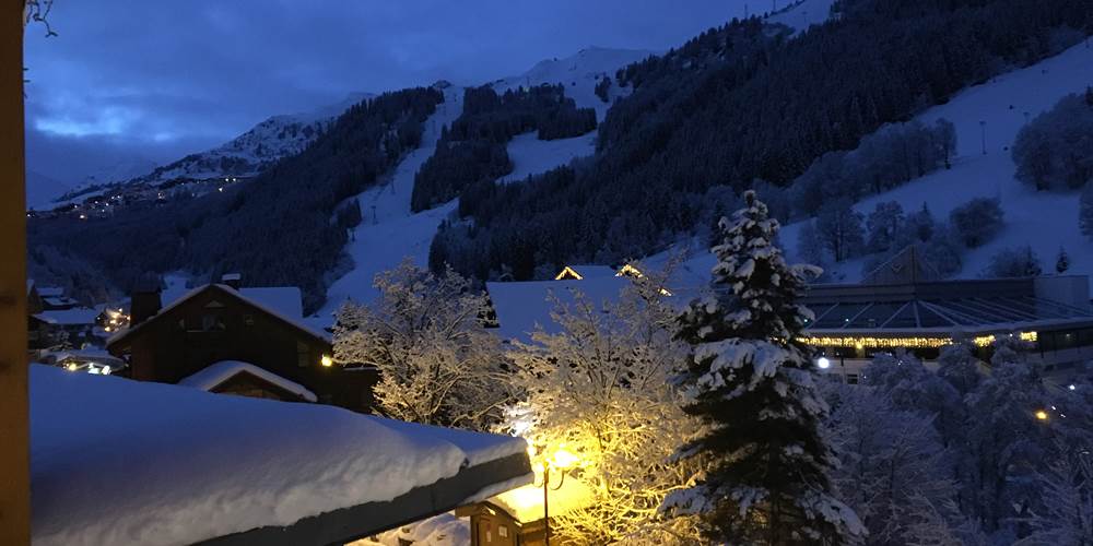 vue nocturne sur le Parc Olympique de Meribel depuis Cornettines B