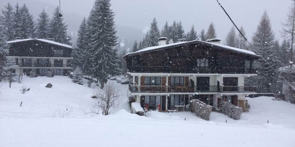 L'appartement est au 1er étage (angle gauche). Photo prise depuis la piste du Mowgli