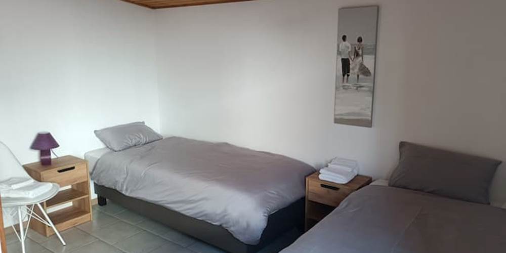 Chambre rez de chaussée composée de 2 lits de 90.