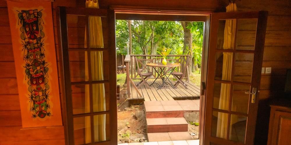 vue de la terrase depuis l interieur du bungalow
