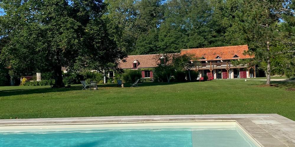 La piscine est à distance de la maison, mais elle est proche de la nature pour vous détendre et vous reposer sur le son des oiseaux.