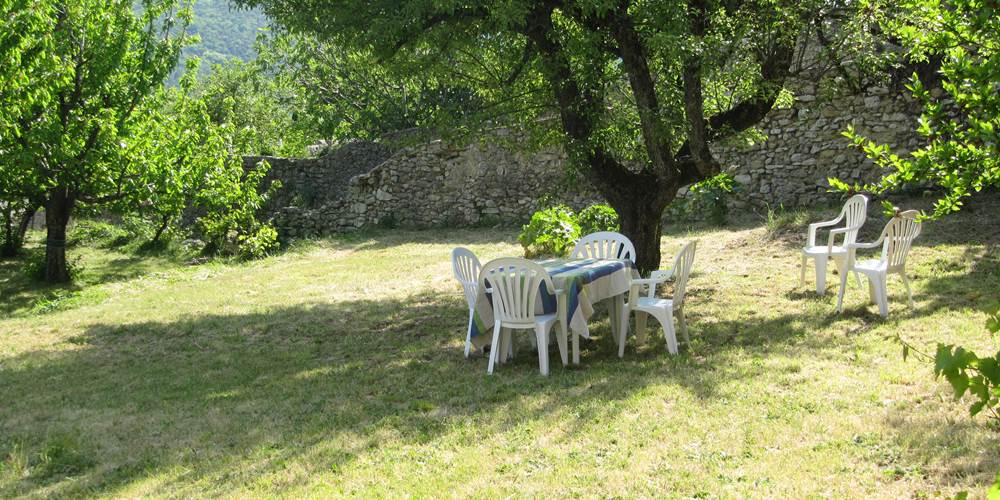 Le jardin , restanque principale avec mobilier de jardin