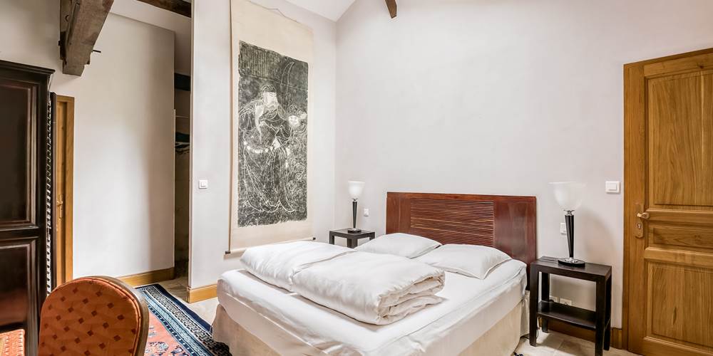 Chambre lit double, rez de chaussée, salle de bain privative, vue jardin et rivière, vignoble, chambres d'hôtes