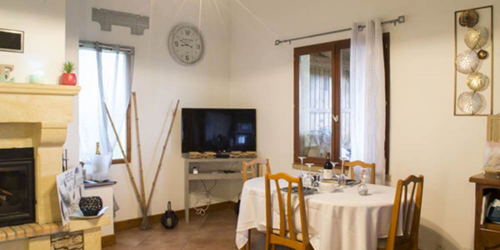 Salle à manger et TV connectée
