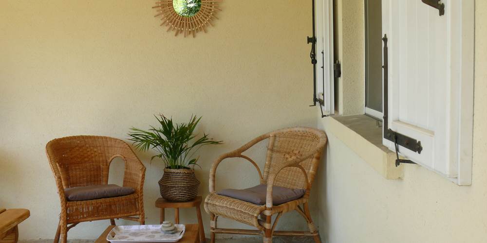 Petit salon apaisant sous la terrasse couverte