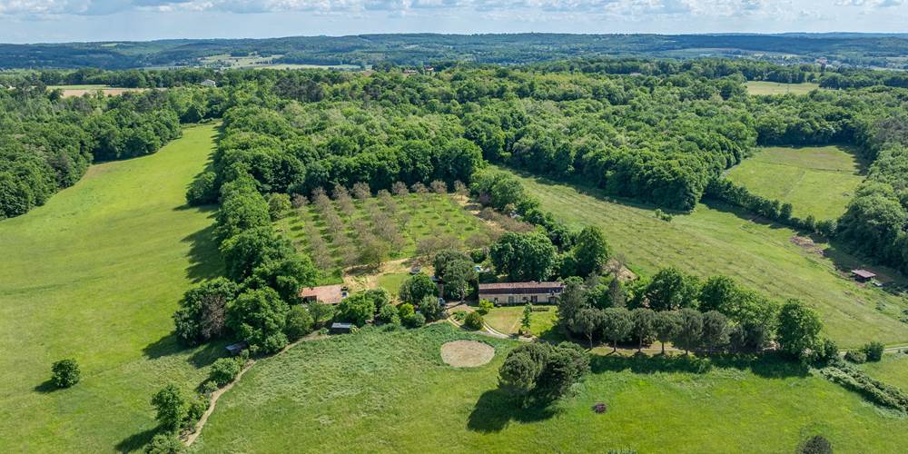 Domaine INYAQAB Cause de Clérans gîte et cabanes perchées crédit photo logadrone