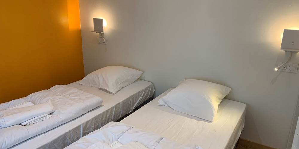 Parfaite pour les enfants, ados ou amis : une chambre colorée et confortable dans notre gîte de groupe en Hauts-de-France.