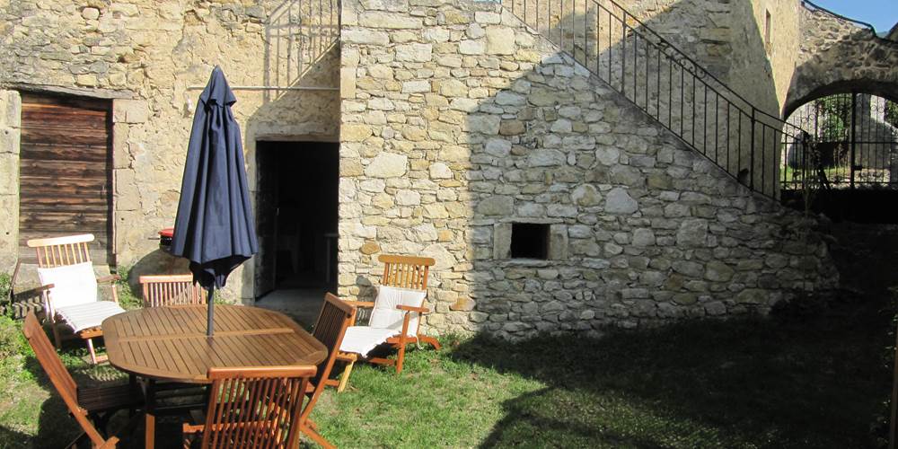 Le Mas des Restanques, coté  Sud avec le mobilier de jardin