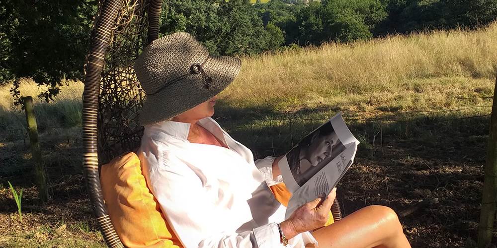 Un fabuleux coin de lecture sous le chêne face aux pyrénées