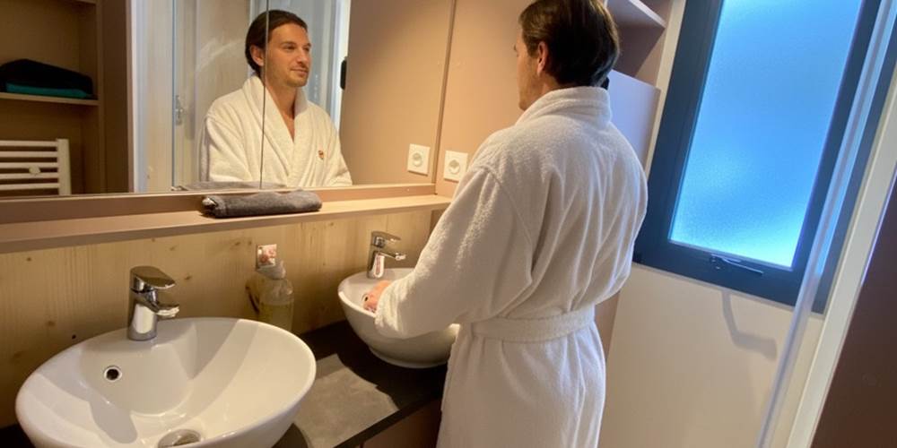 Salle de bain avec douche à l'italienne et double vasque