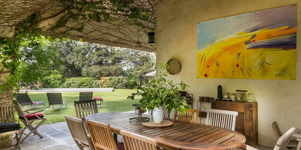 Salle à manger extérieure abritée
