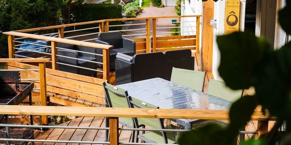 terrasse-bois-salon-jardin-entree-gite-ocimes-la-bresse