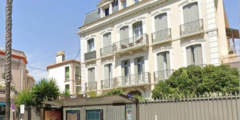 Arrêt de bus devant la maison.