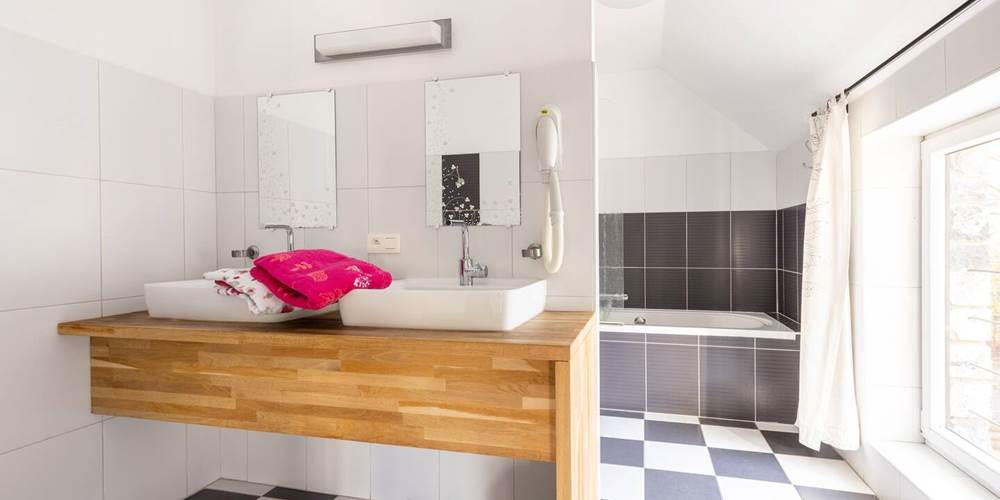 La chambre au lit à baldaquin a aussi sa sdb privée : baignoire / douche - 2 lavabos - wc