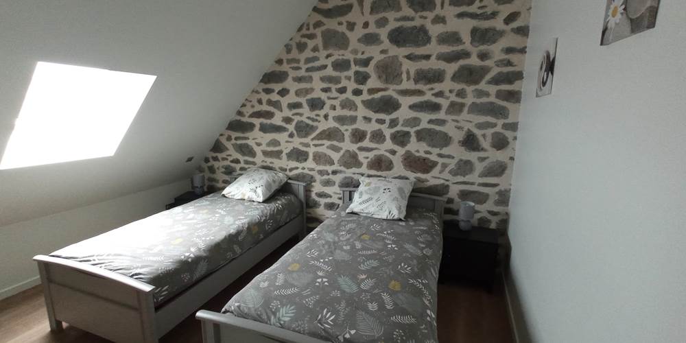 La chambre de gauche à l'étage